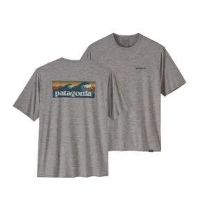 Camiseta de senderismo Patagonia M's Cap Cool Daily Graphic Shirt (Boardshort Logo Abalone Blue: Feather Grey) hombre