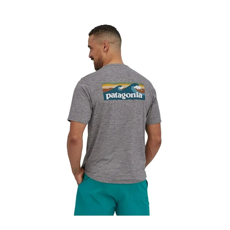 Camiseta de senderismo Patagonia M's Cap Cool Daily Graphic Shirt (Boardshort Logo Abalone Blue: Feather Grey) hombre