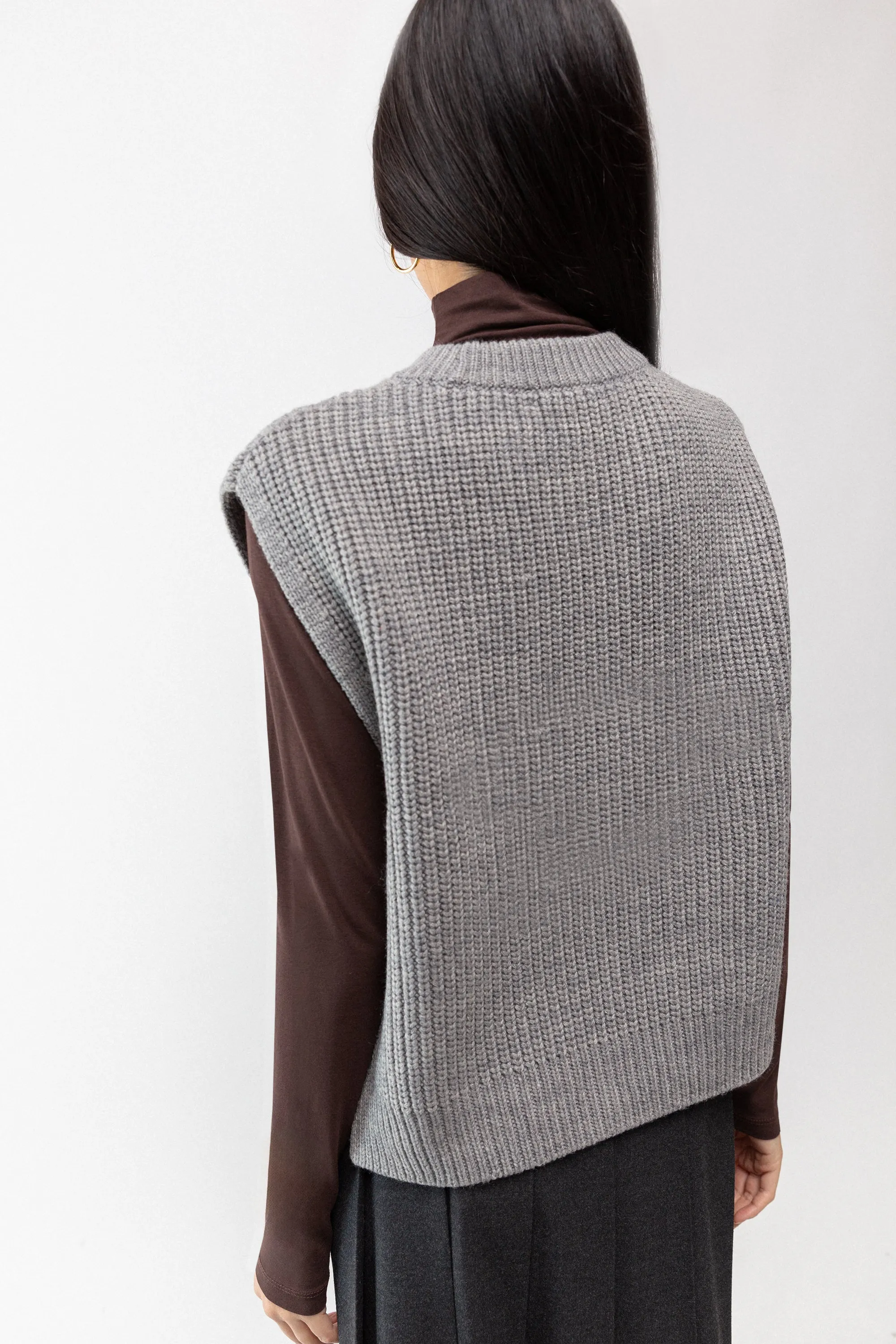 SLEEVELESS CABLE-KNIT VEST WITH TIES