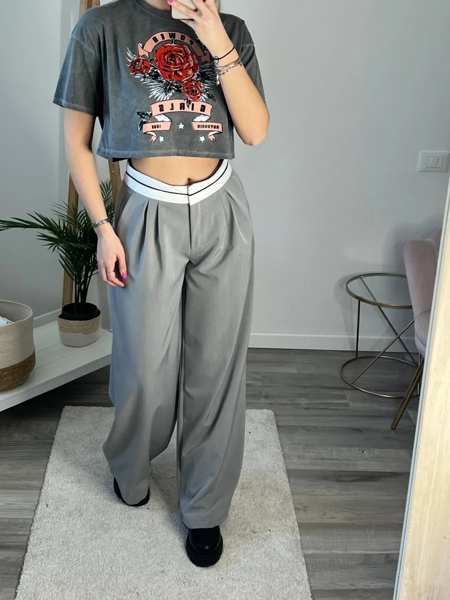 T-shirt grigia crop stampata