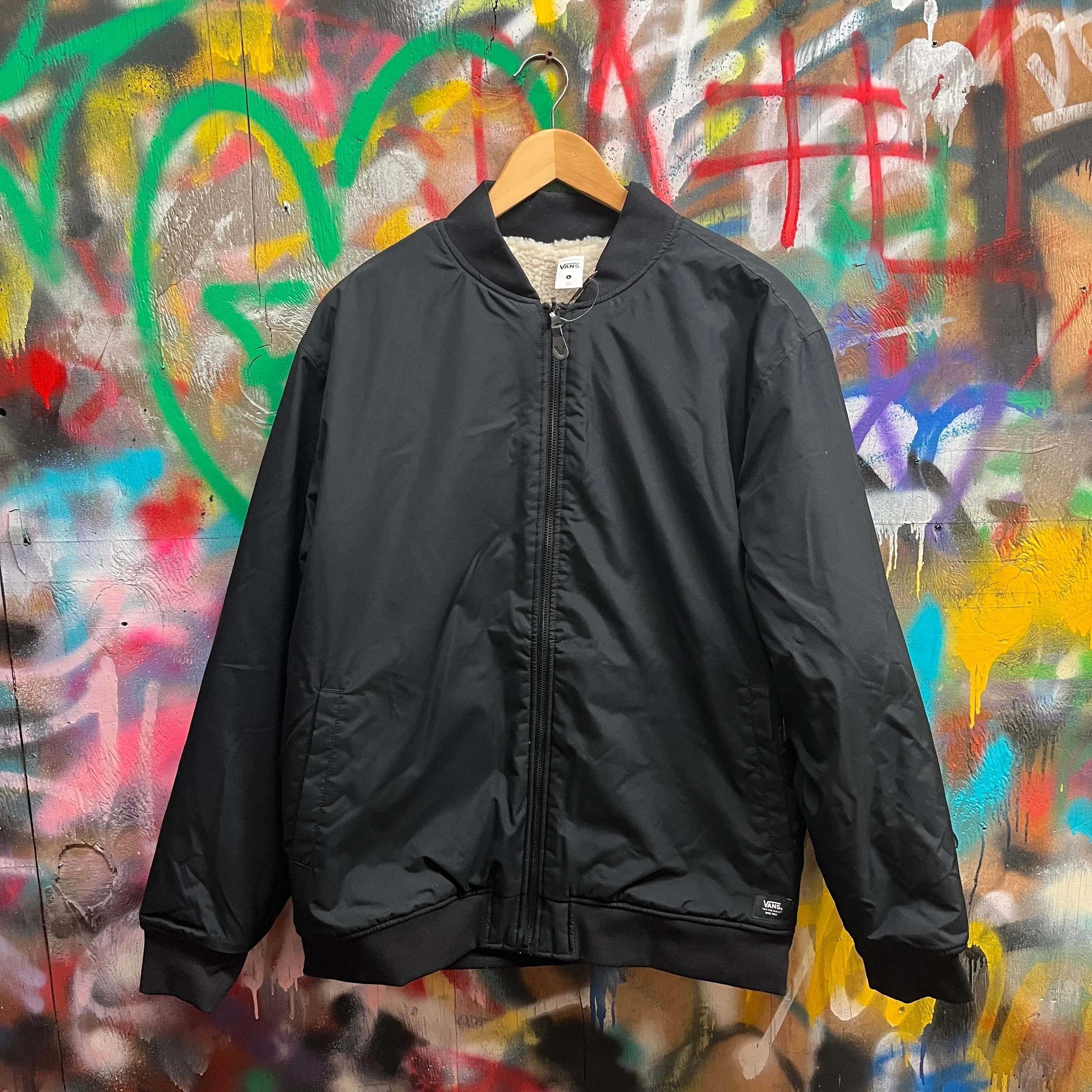 VANS HUGHES REVERSABLE JACKET (BLACK/SHERPA)